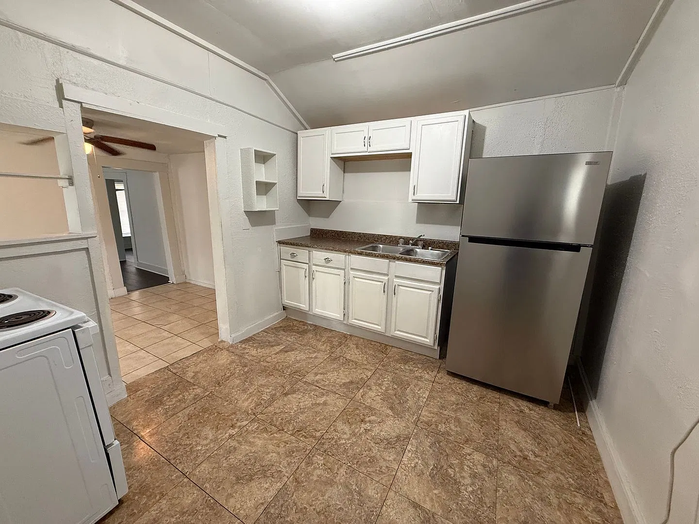 Charming 1-Bedroom Apartment with Hardwood Floors Near Downtown San Antonio — Photo 3