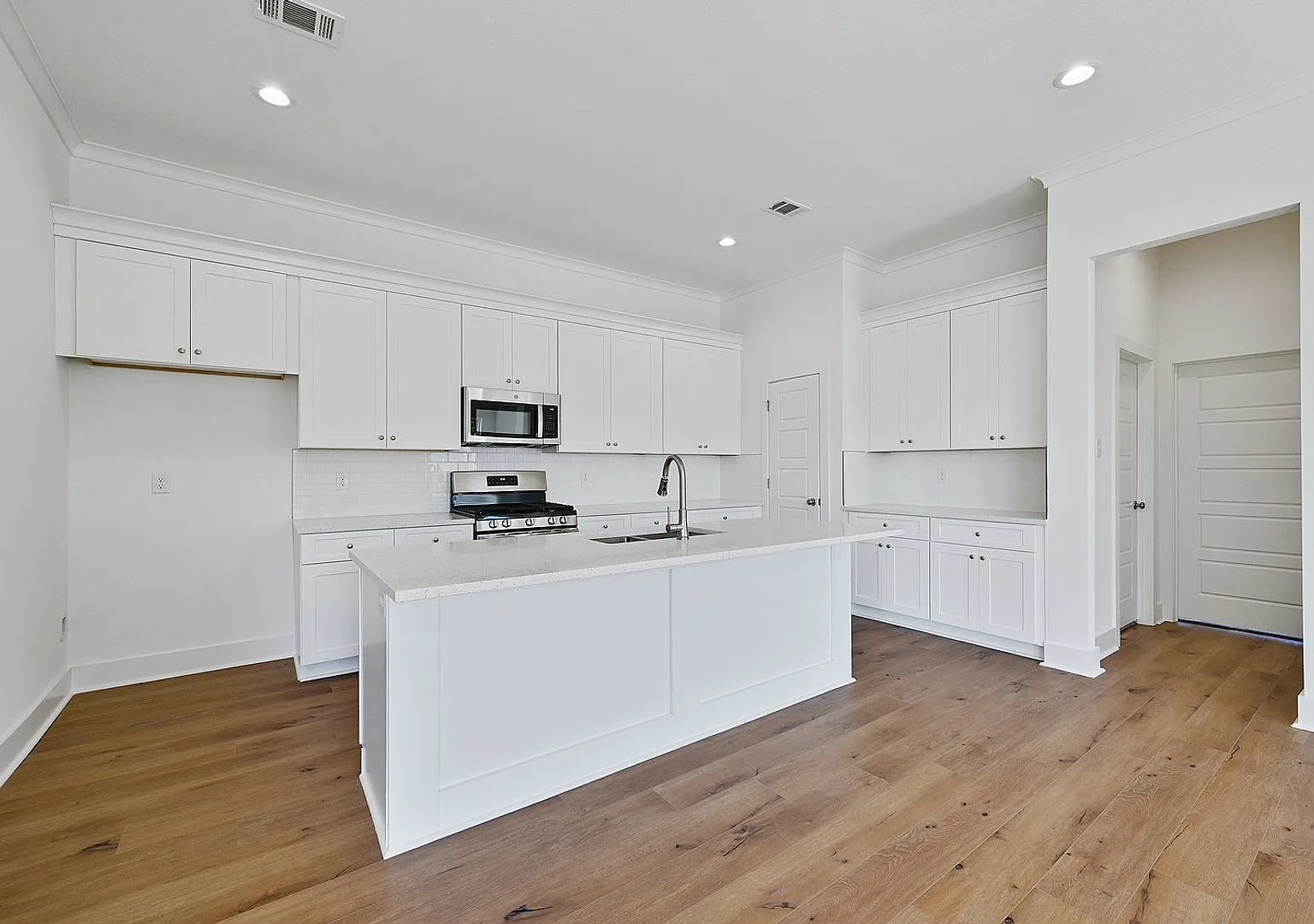 3 bed 2 bath in the heart of the city! — Photo 2