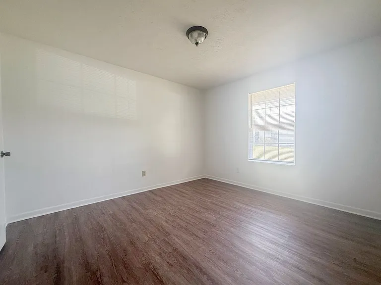 1911 N Dixie Ave — Photo 7