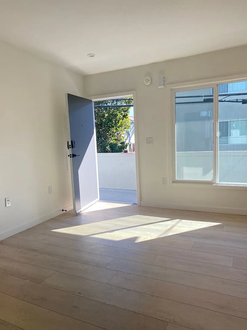 379 - 10516 Santa Monica Blvd — Photo 3