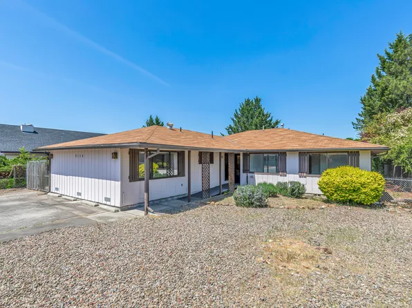 2139 Delta Waters Rd, Medford, OR 97504