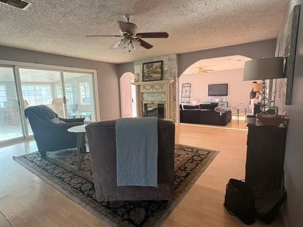 8233 Fallbrook Ave, Canoga Park, CA 91304