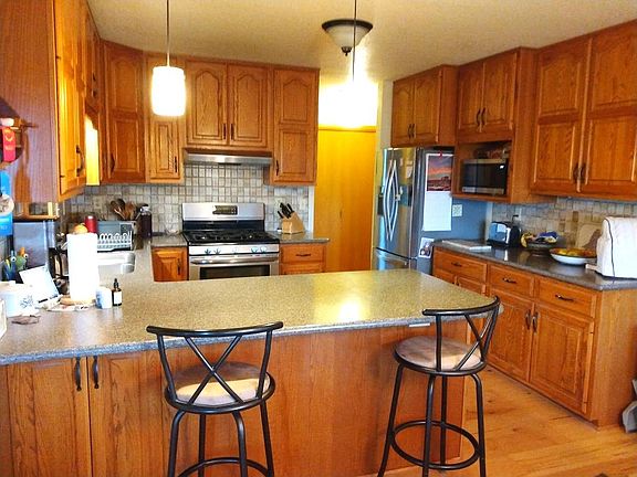 Custom cabinets, granite countertops, gas range.