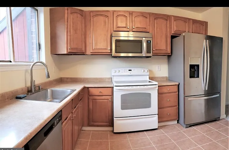 147 Larchwood Ct — Photo 7