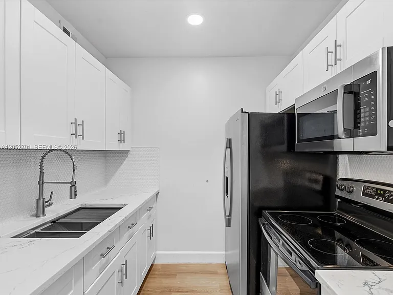 230 SW 11th Ave #8 — Photo 12