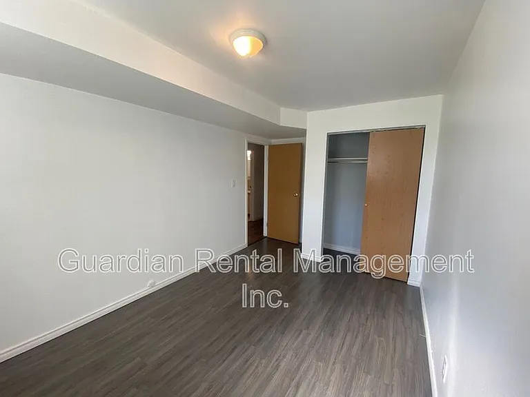 1522 Walsh St E #B — Photo 9