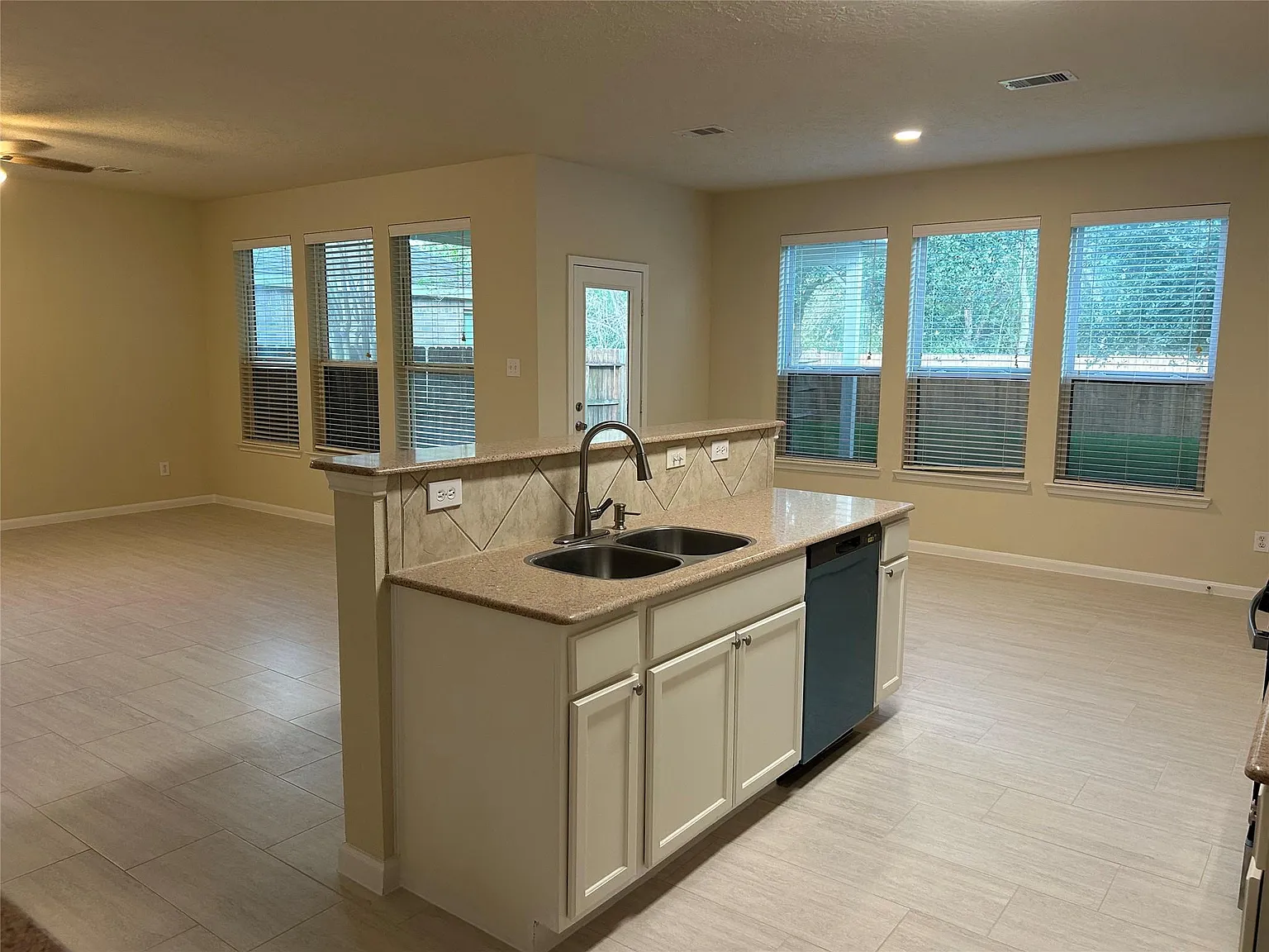 3 bed, 2.5 bath, 2427 sqft, $2,350 — Photo 4