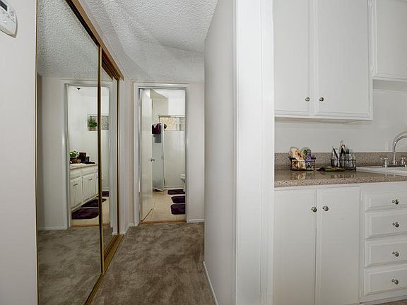 4th image of 220 E Live Oak St APT 8