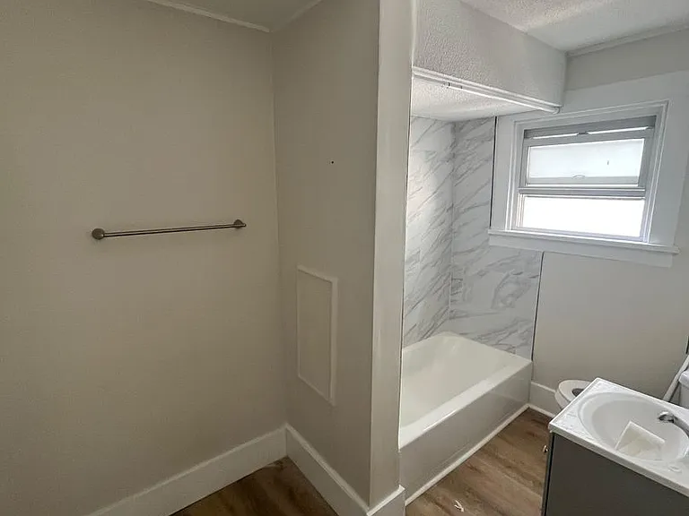 1714 Victoria Ave — Photo 8