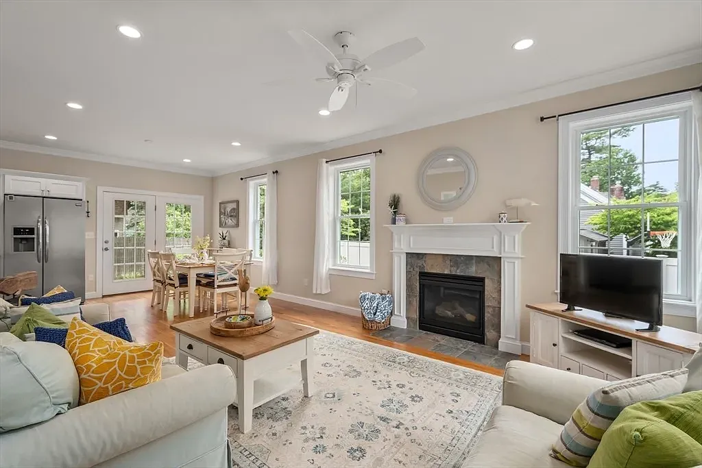 4 bed, 3043 sqft, $5,600 — Photo 3