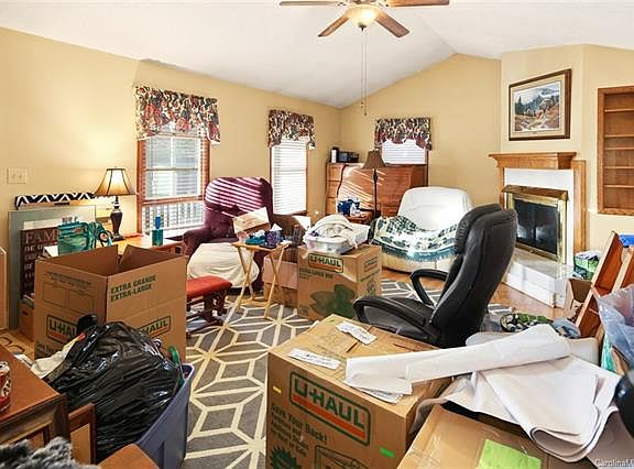 4th image of 467 Holly Cir