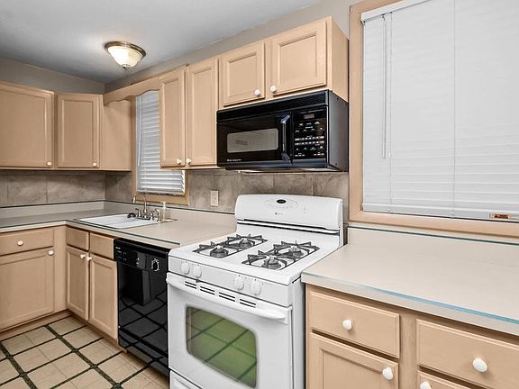 3rd image of 3523 Daviess St