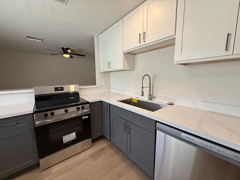 1402 E Roosevelt St #2 — Photo 5