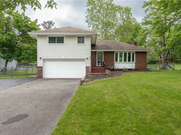 42 Williamsburg Rd, Pittsford, NY 14534