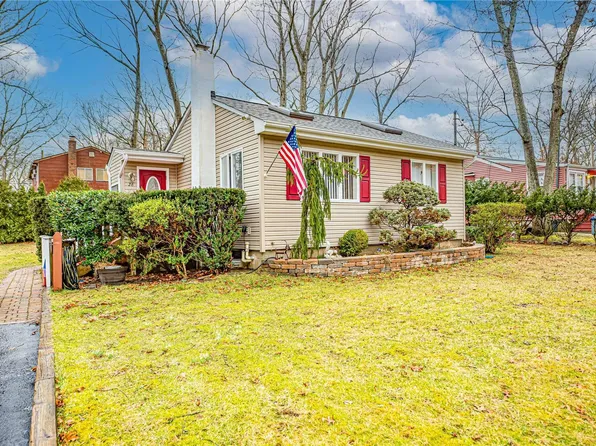 26 Setauket Trail, Ridge, NY 11961