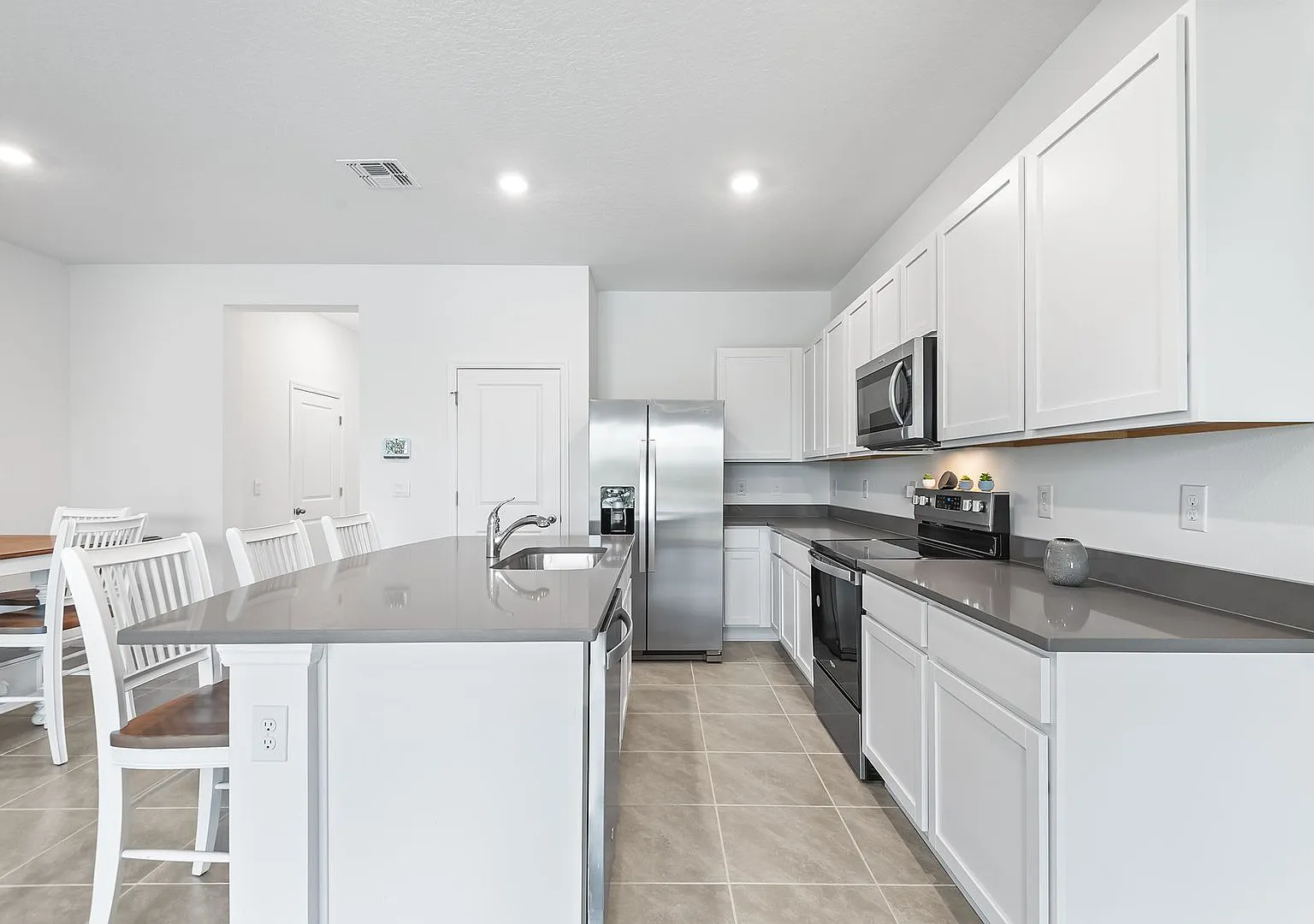 Angeline Townhome Available!! — Photo 4
