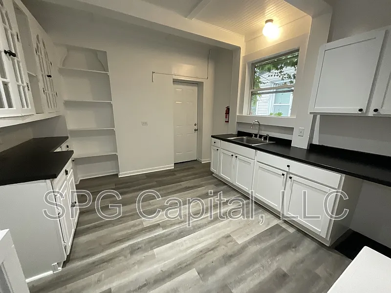 5 bed, 1.5 bath, 2011 sqft, $1,495 — Photo 3