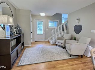 907 Crescent Ln, Bismarck, ND 58501