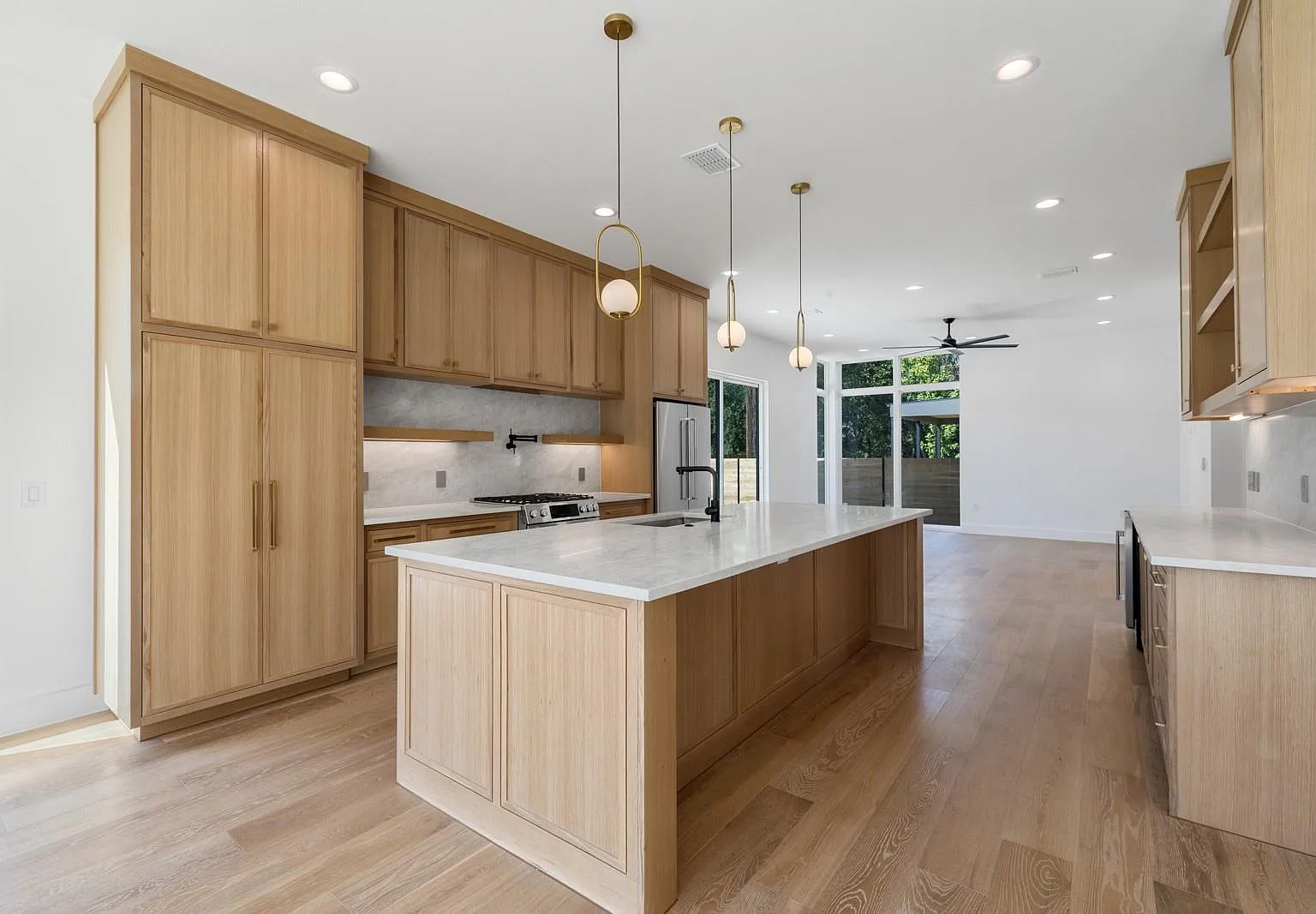4 bed, 5.0 bath, 2896 sqft, $5,800 — Photo 3