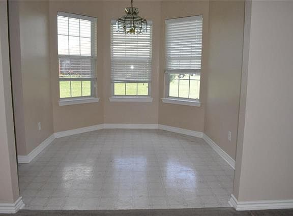 3rd image of 215 Bluebonnet Ln