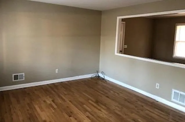 3 bed, 1.5 bath, 1077 sqft, $1,500 — Photo 2