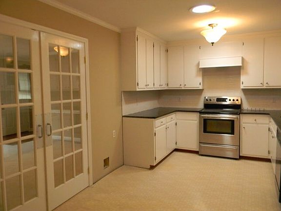 3rd image of 533 Westwood Cir