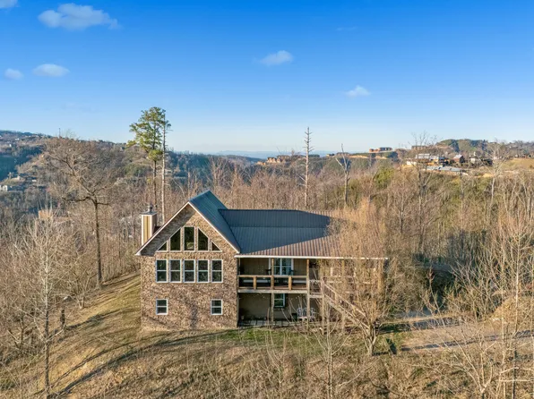 835 Perry Dr, Gatlinburg, TN 37738