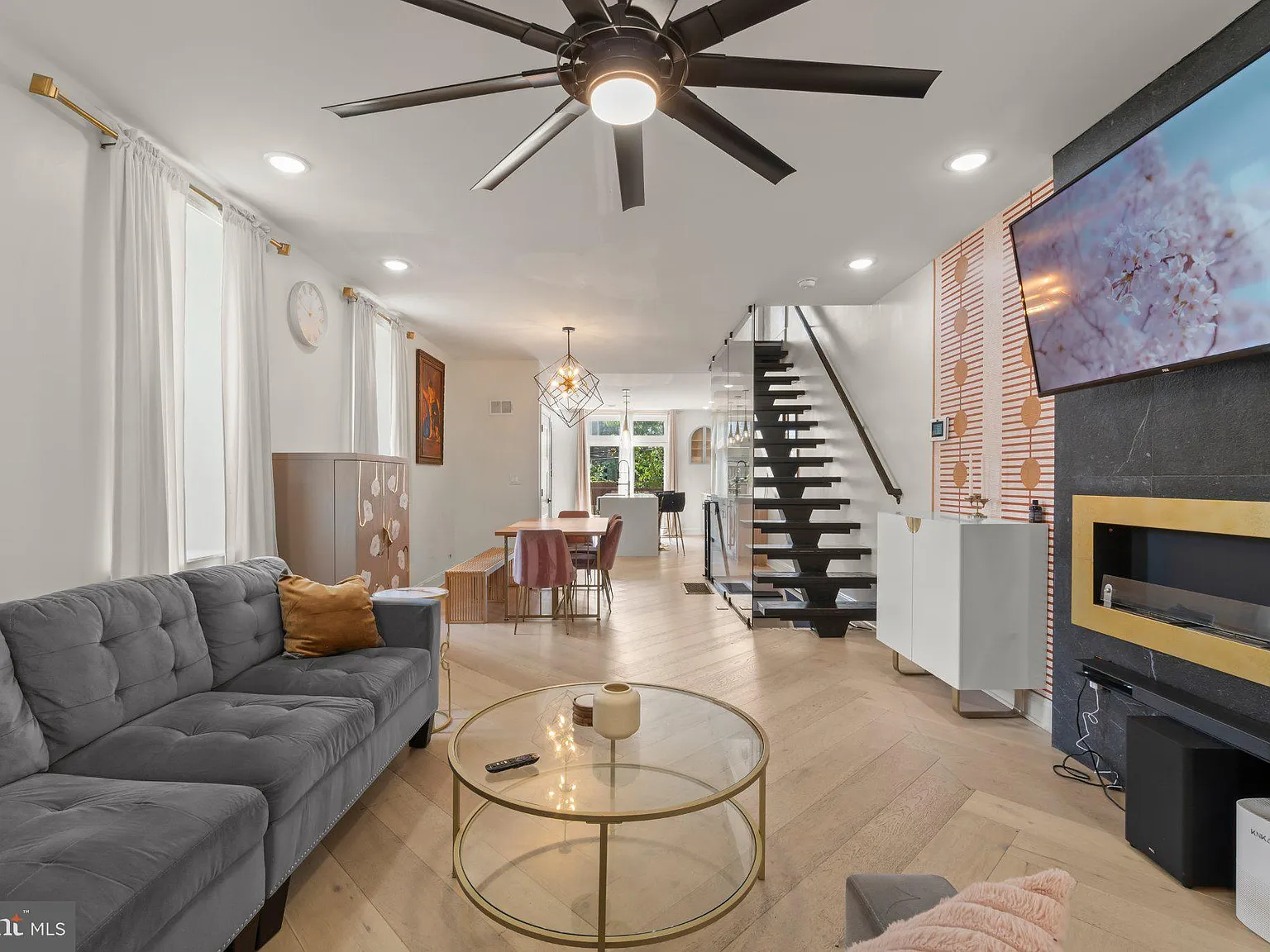 3 bed, 2.5 bath, 2454 sqft, $3,500 — Photo 3