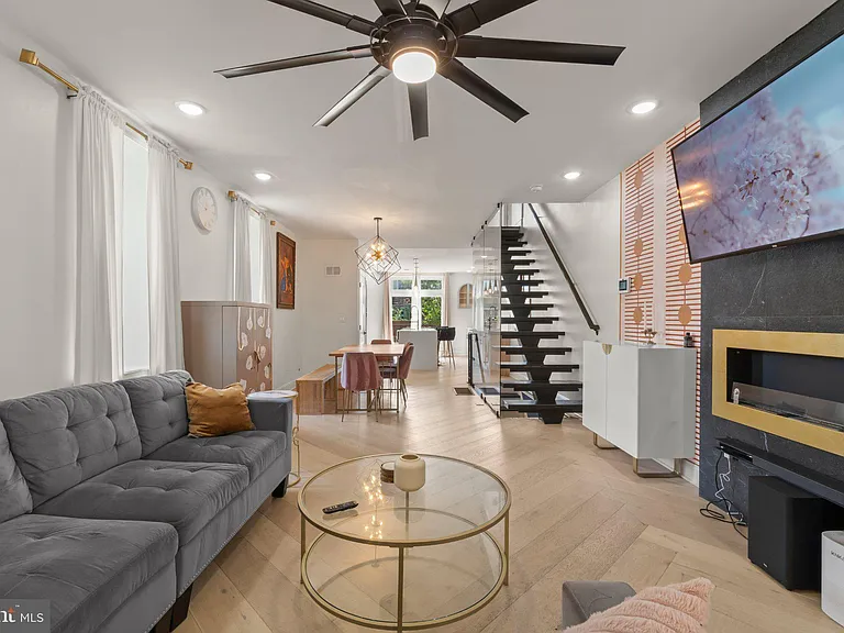 426 W Winona St — Photo 3
