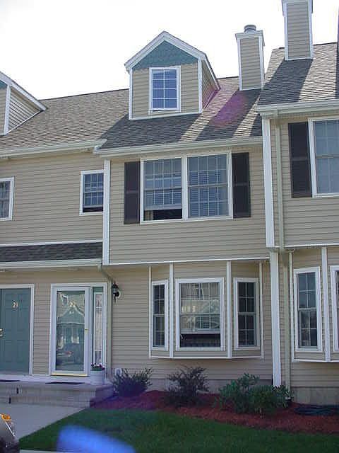 Townhouse Condo in Bridgewater Estates!