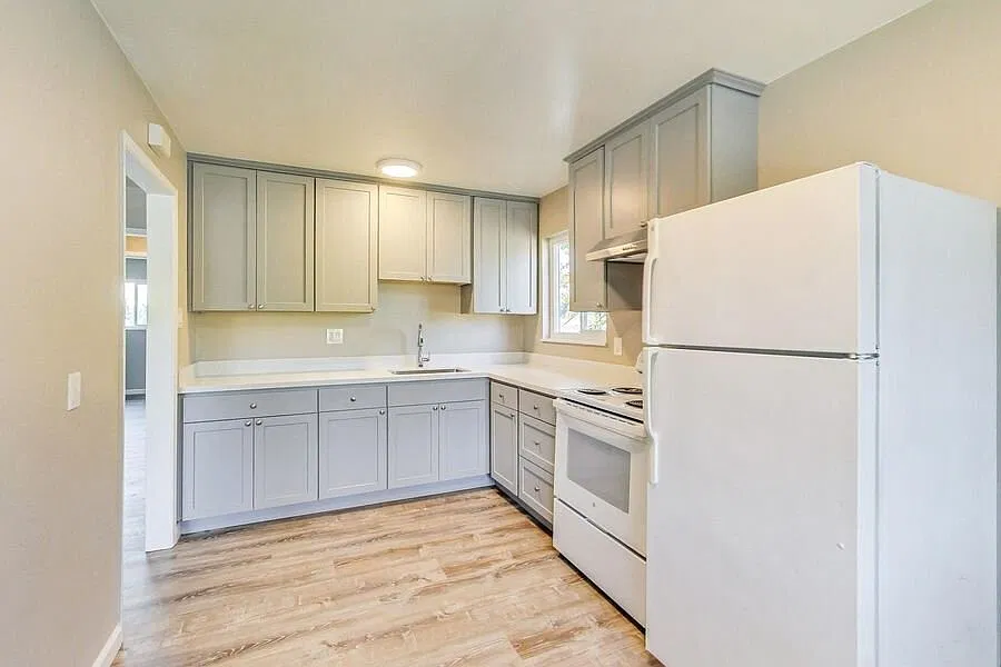 Renovated Bright 2 Bed 1 Bath - 2nd Floor Unit! Great Location — Photo 2