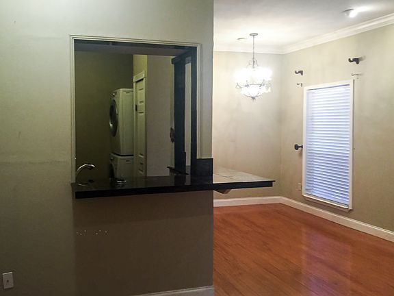 3rd image of 822 Touro St APT 5