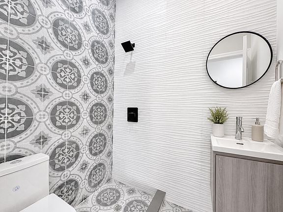 5th image of 1612 Hancock St #1R