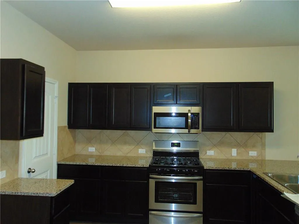 4 bed, 2.0 bath, 1774 sqft, $2,095 — Photo 4