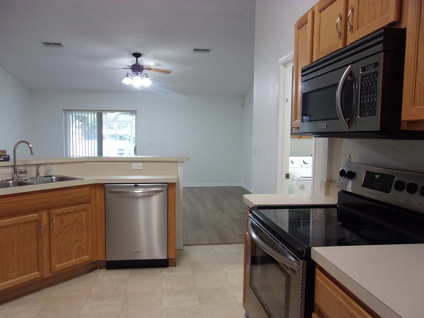 Beautiful & Spacious 3 Bedroom Home — Photo 4