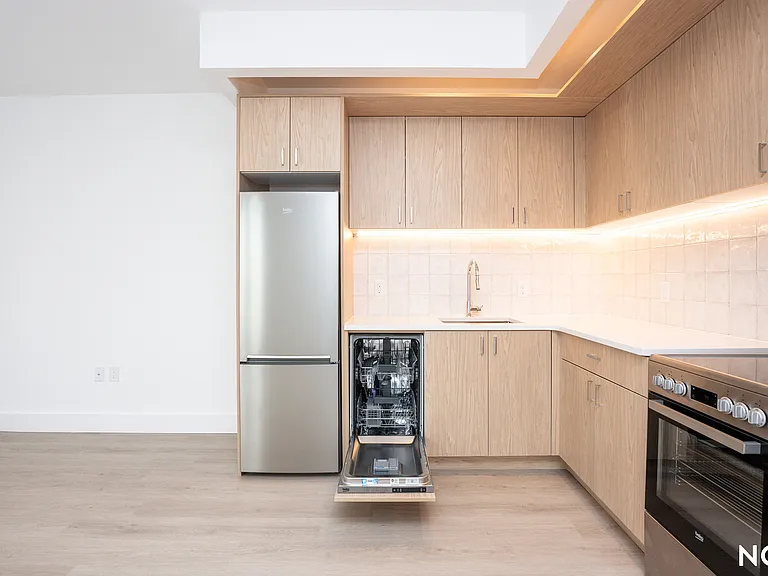 649 Hart St #3B — Photo 2
