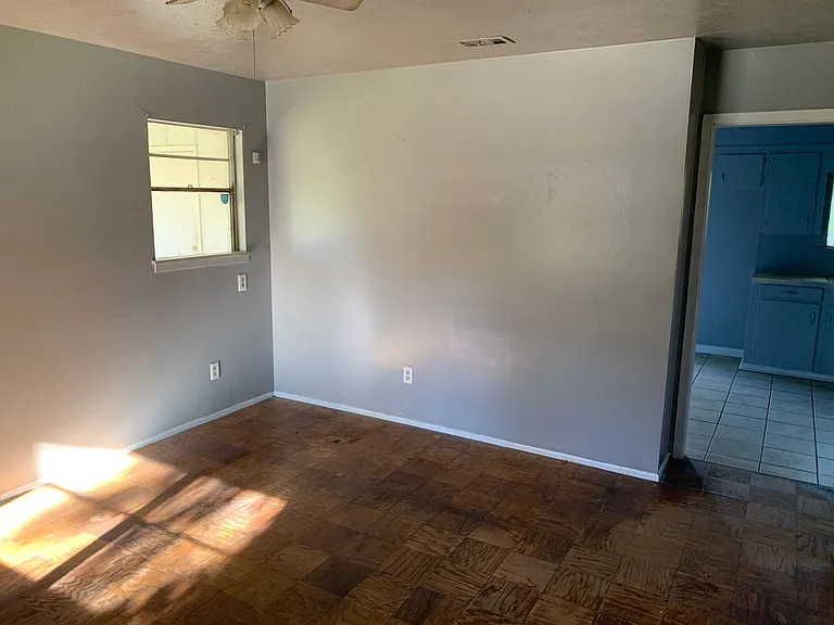 3306 Valley View Dr — Photo 2