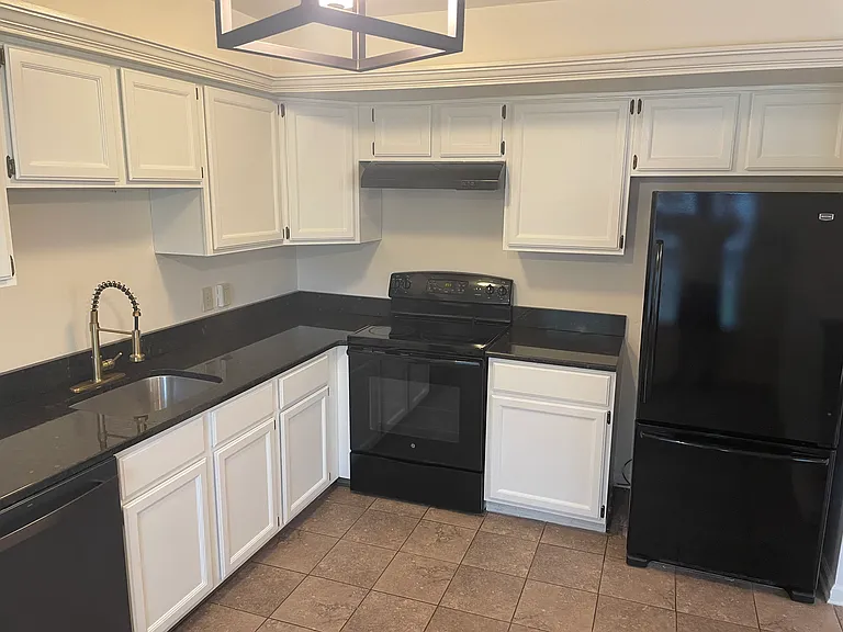465 Trumbull Ct — Photo 9