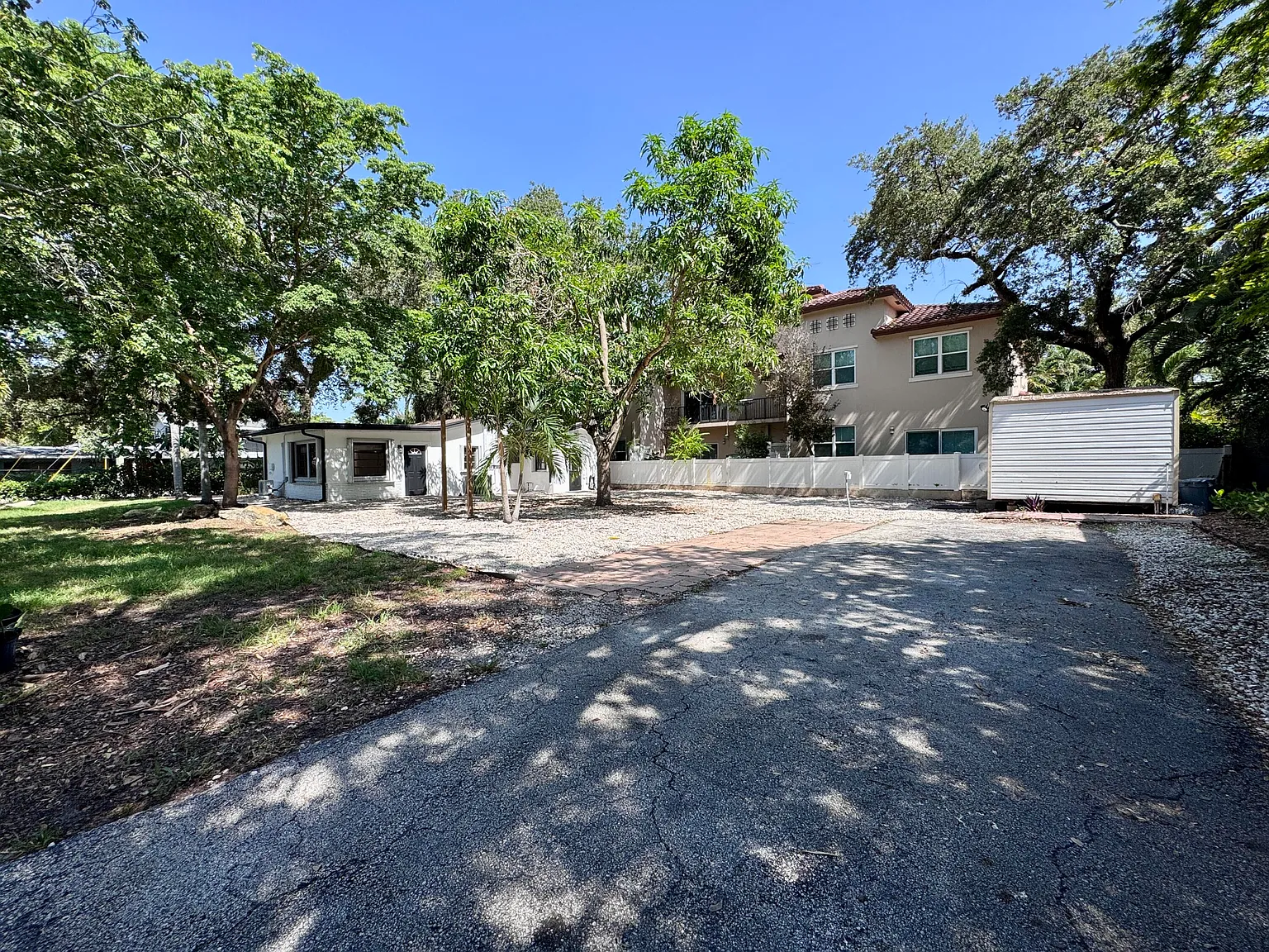 2 bed, 1.0 bath, 1056 sqft, $4,400 — Photo 2