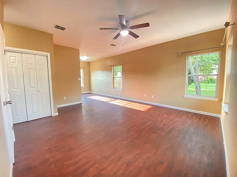 153 Ivy Ave — Photo 2