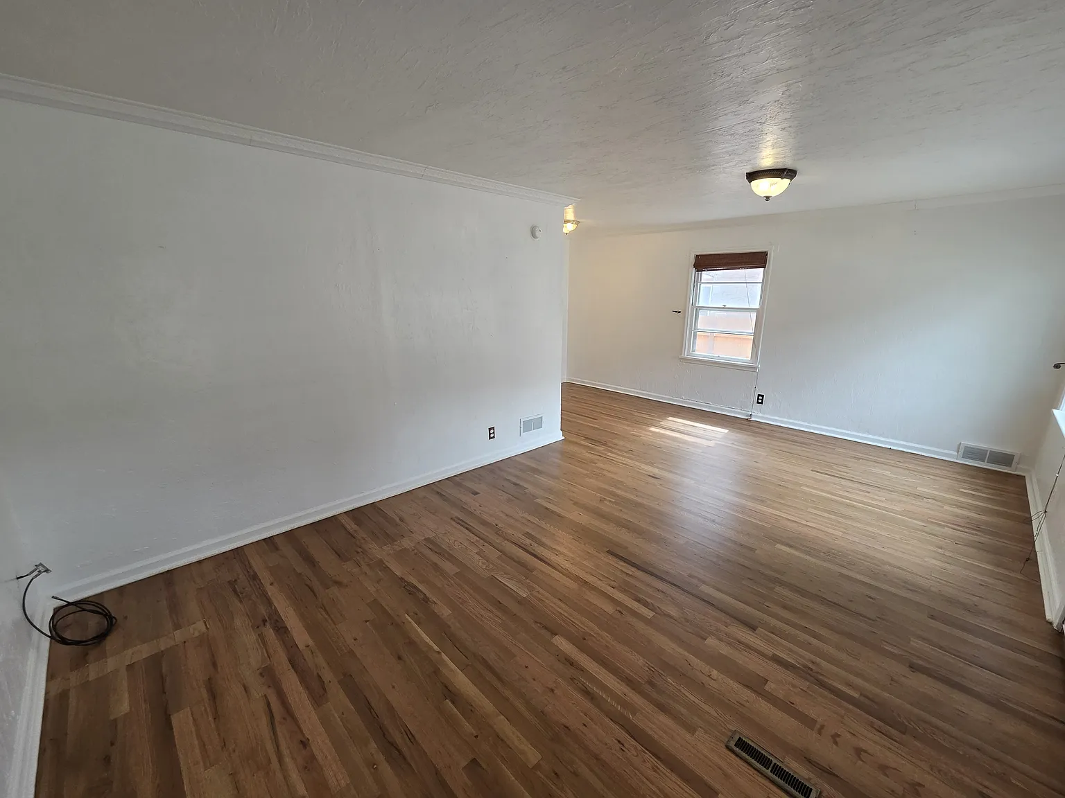 4 bed, 2.0 bath, 2030 sqft, $1,600 — Photo 4