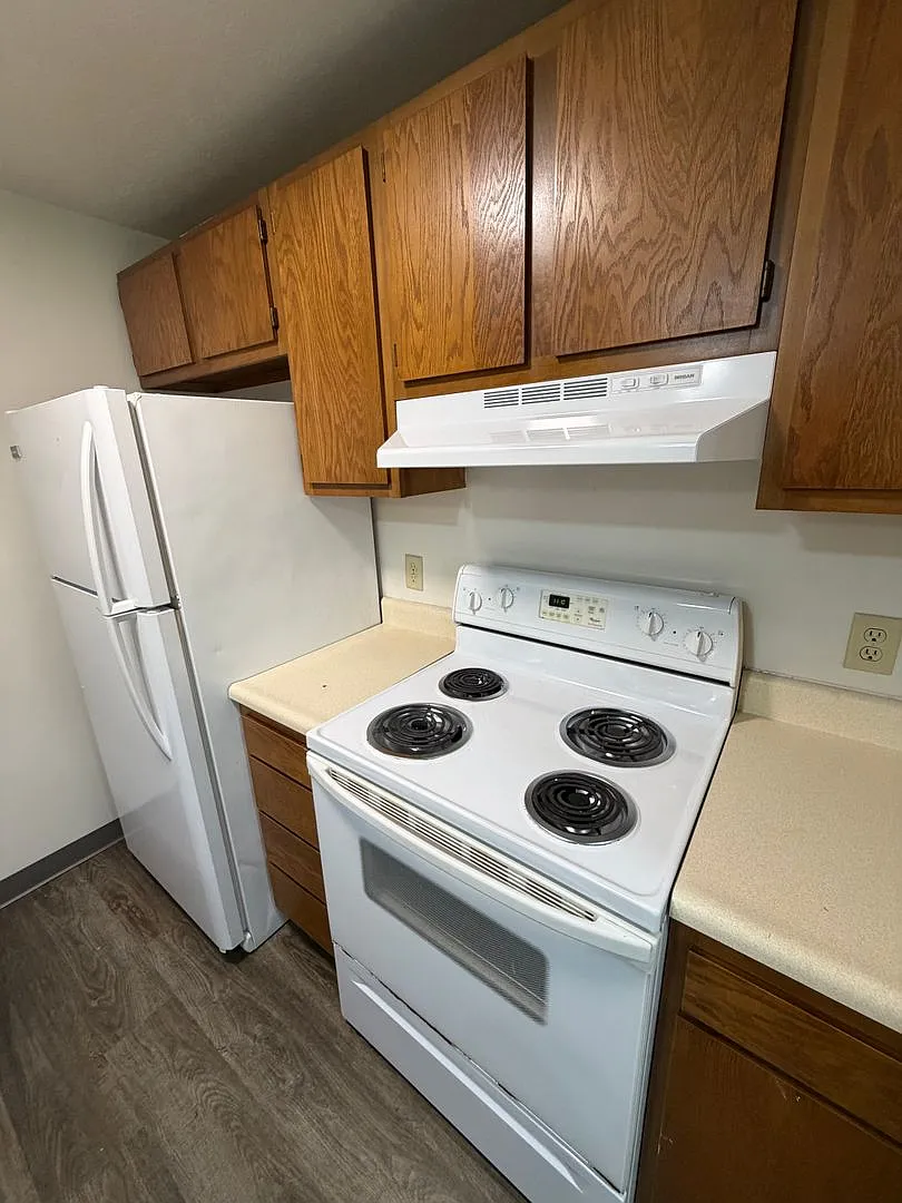 2 bedroom, One Bath Apartment Ground Floor with Huge Picture Window — Photo 3