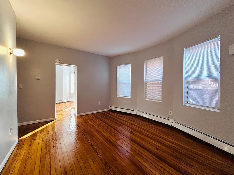 Living Room with 3 windows'