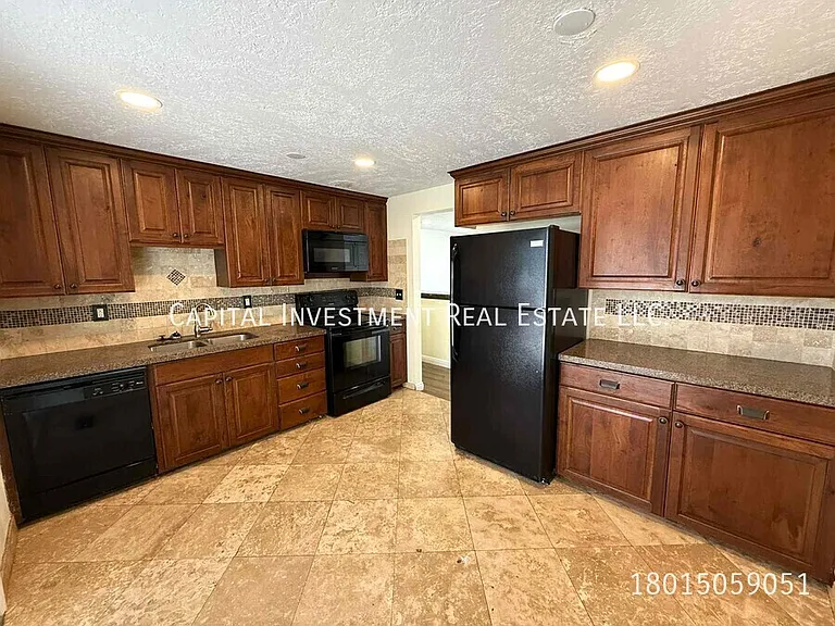 1102 E Sego Lily Dr — Photo 2