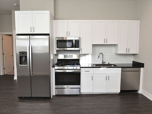 4th image of 1730 W Greenleaf Ave #101