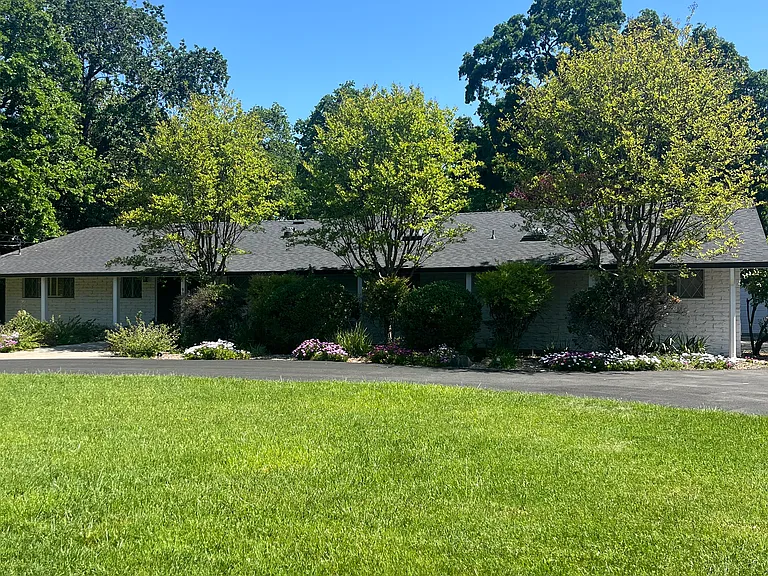930 Lee Ln — Photo 2
