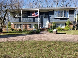 94 Shafter St, Ronkonkoma, NY 11749