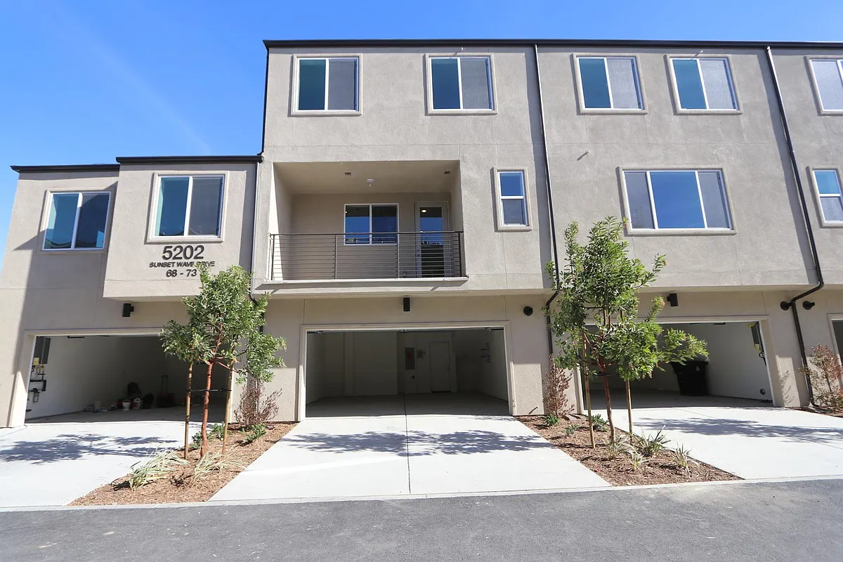 Building Photo - 5202 Sunset Wave Dr #69