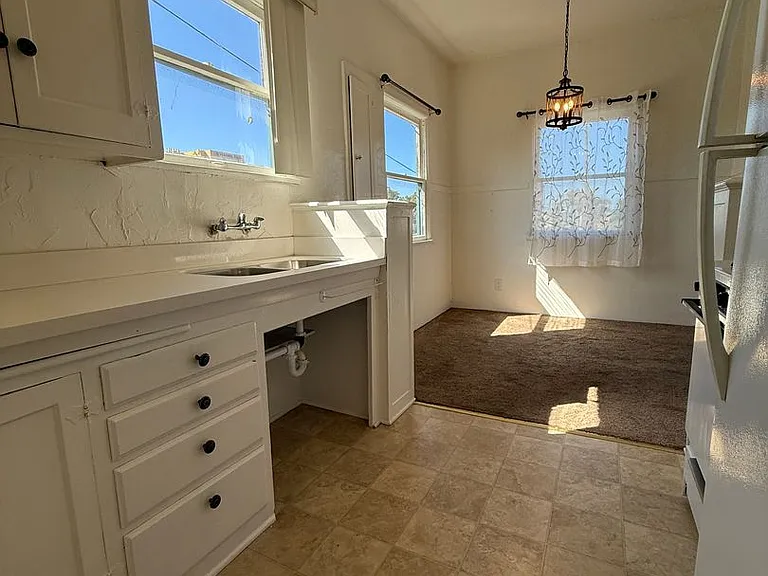 558 E Thompson Blvd — Photo 3