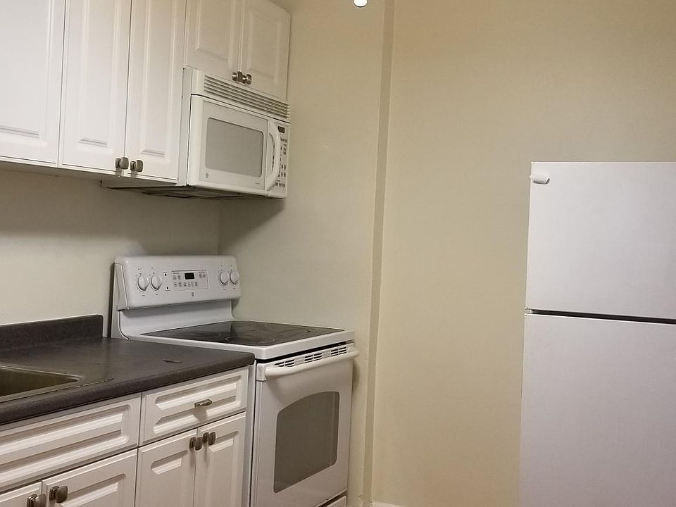 NEWER KITCHEN w FLOOR to CEILING Bow Windows